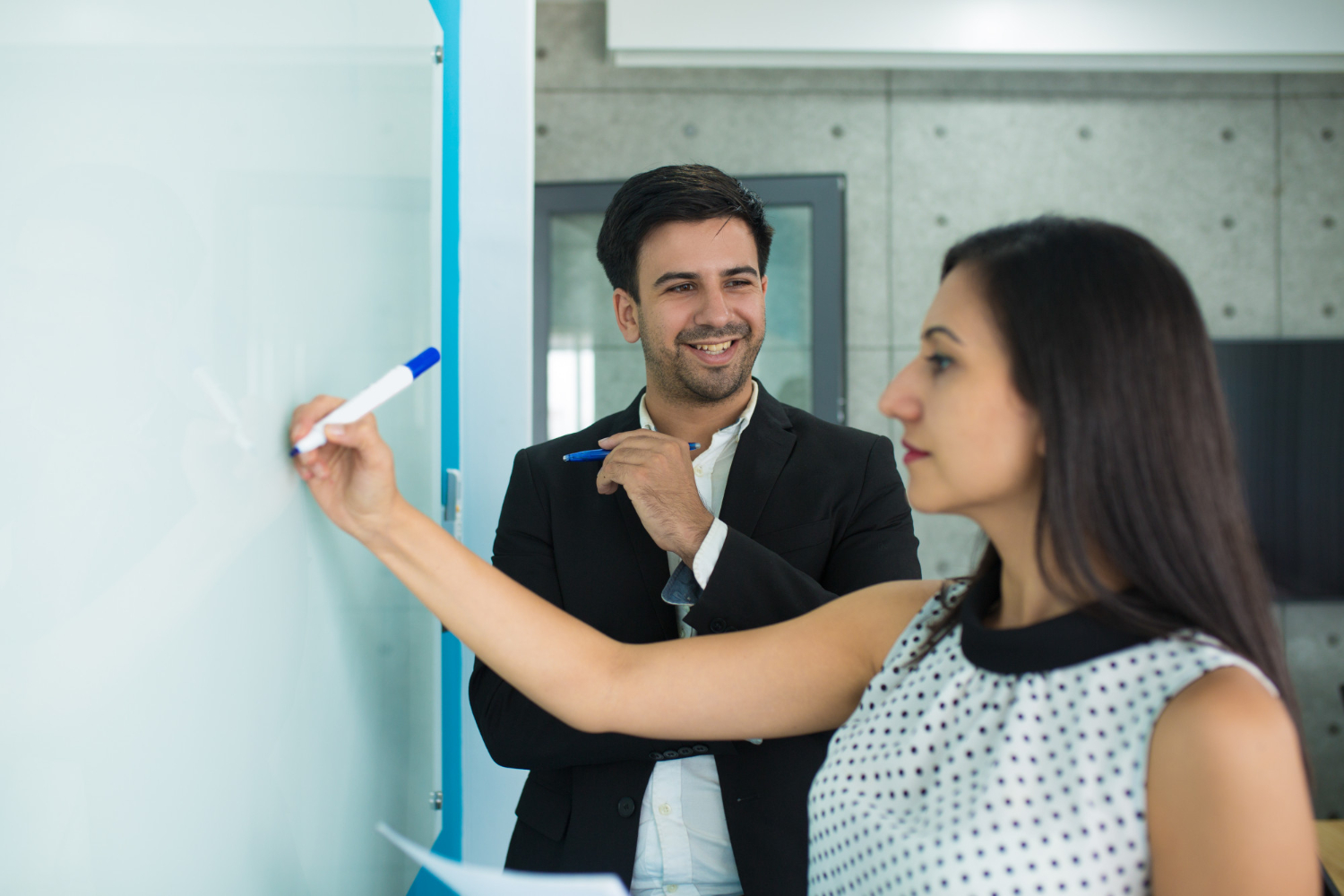 grave-joven-empresaria-dibujo-pizarra